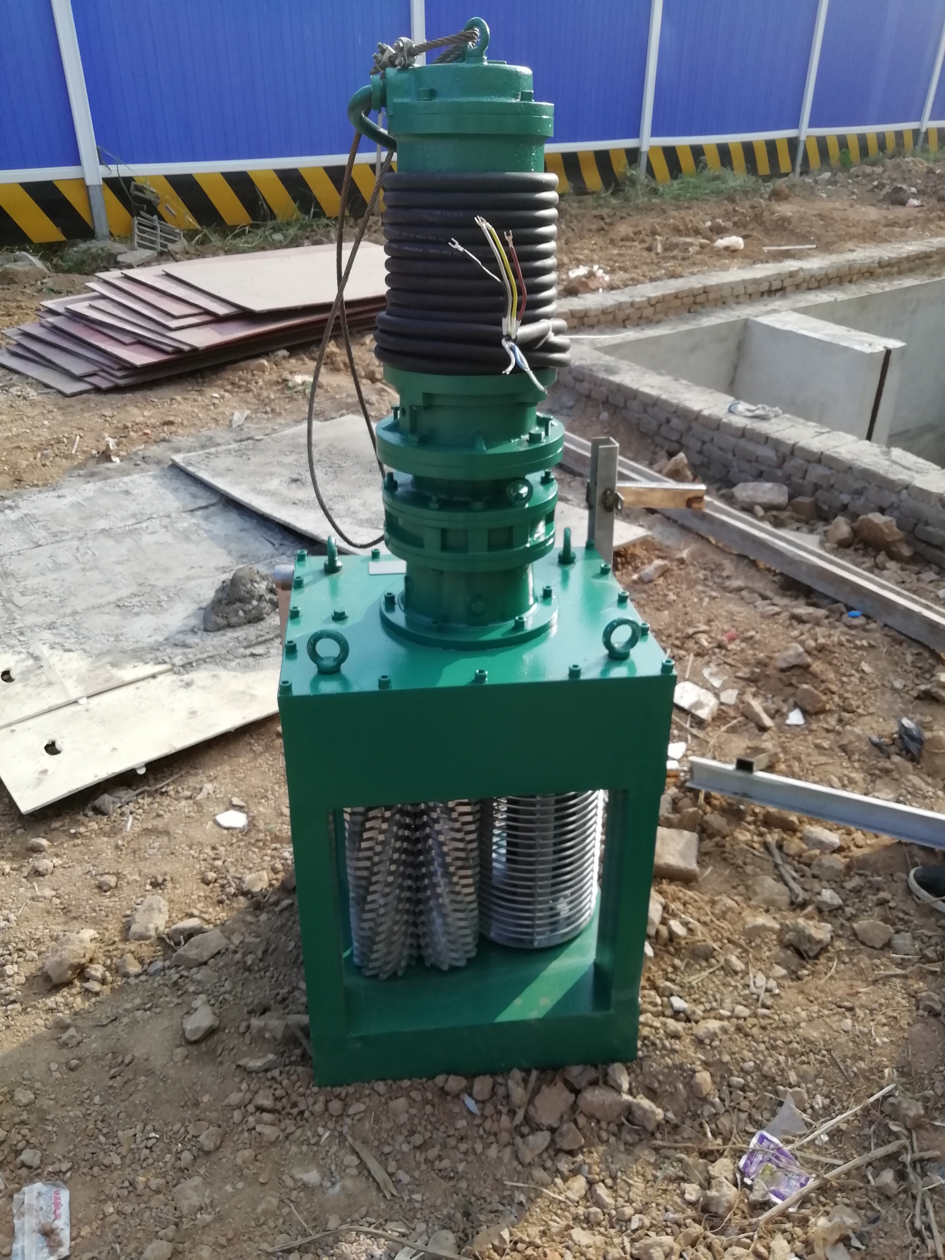 粉碎型格柵機工作原理