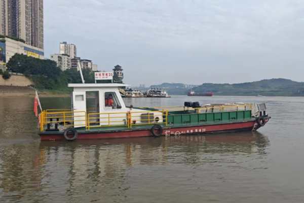 重慶環(huán)衛(wèi)集團水域分公司首艘長江流域“電推＋履帶”保潔船投入使用
