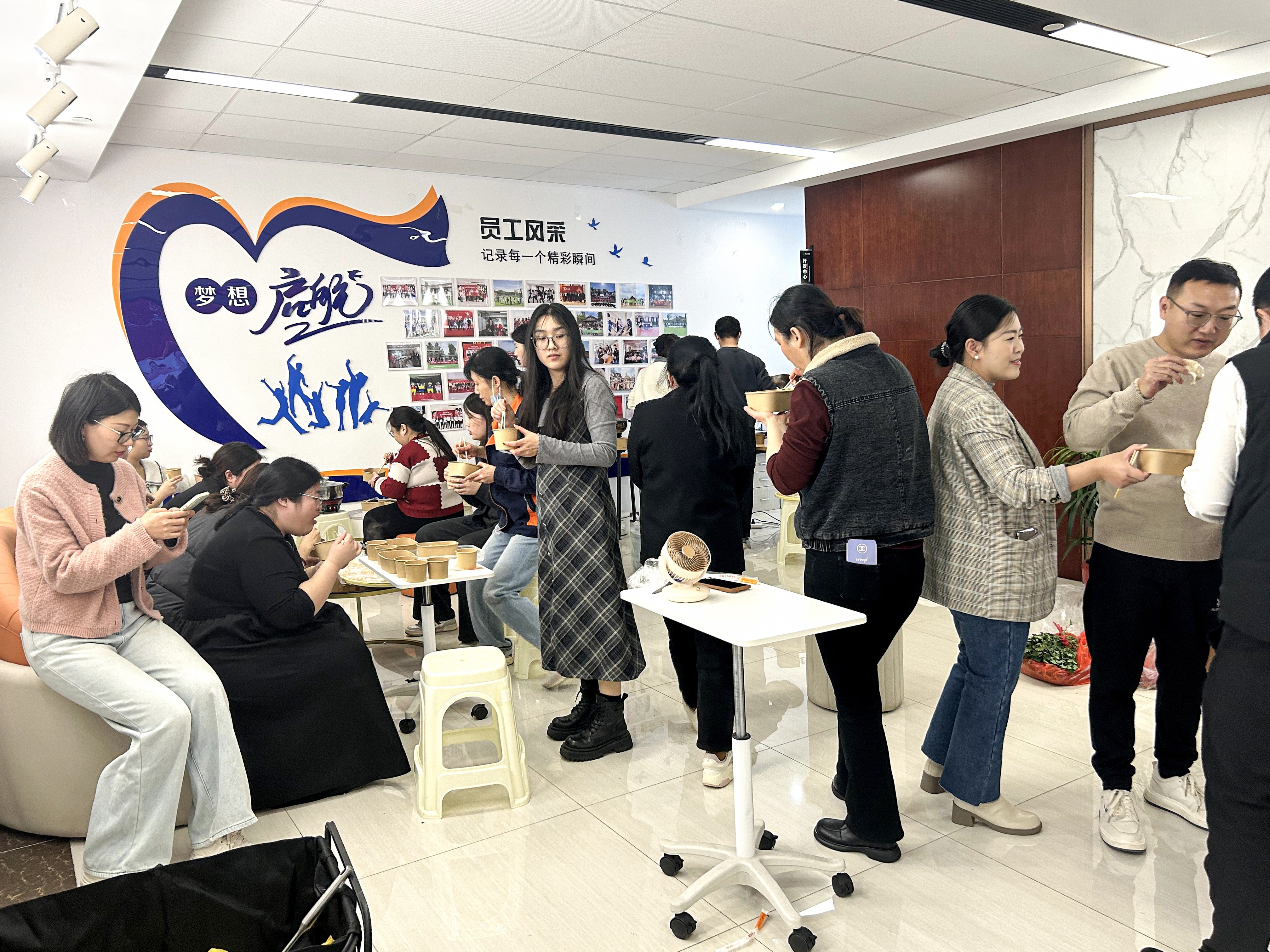 凝聚冬日温情！瑶安集团举办包饺子活动